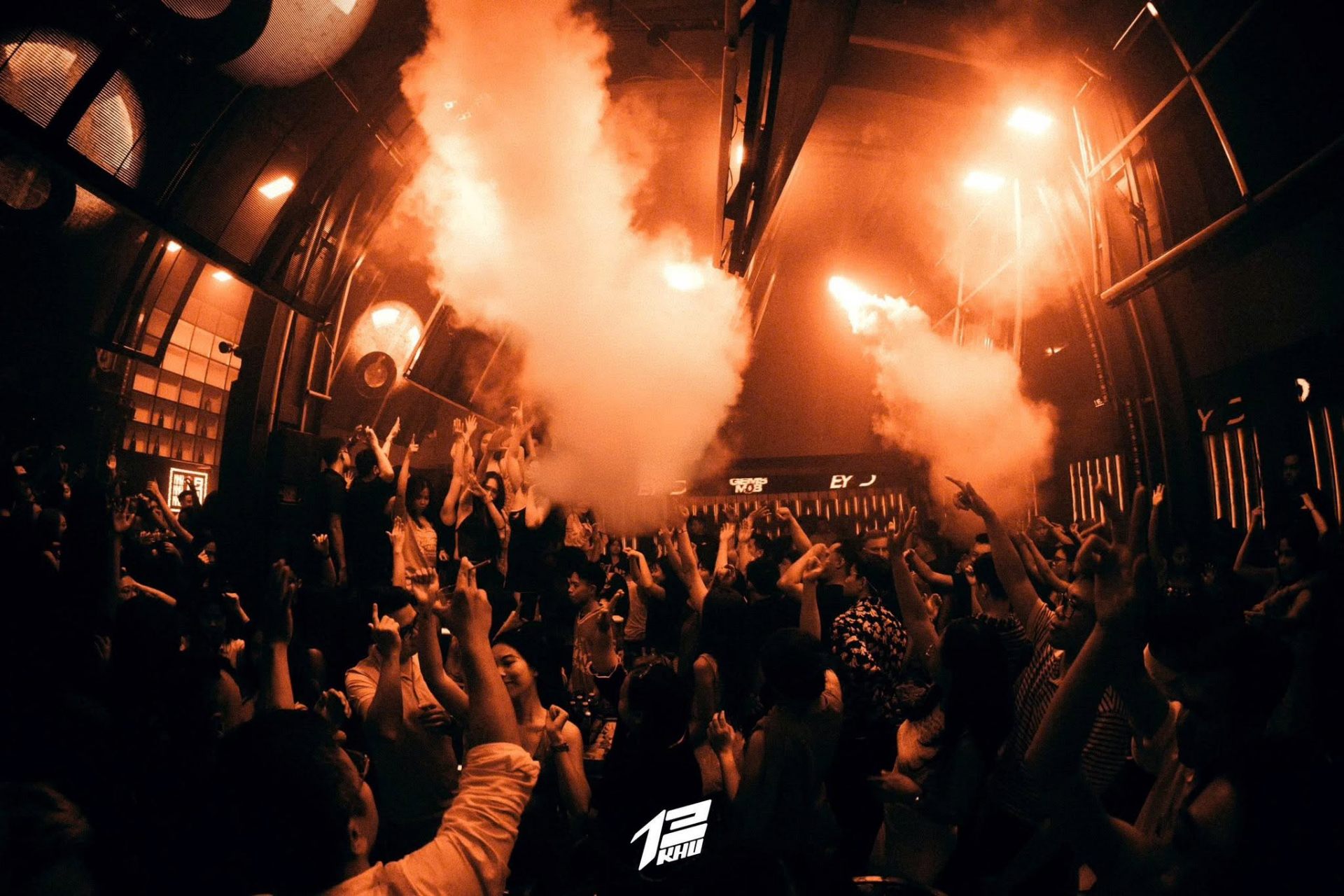 Club crowd CO2 blast